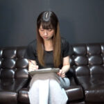 『高画質』 「怪しいくすぐり整体で好き勝手身体を調べられて爆笑する気の強い女の子！」 わかしラボVol.026- 1 優木なお ＜動画＞