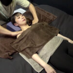 『高画質』 「くすぐり整体 1 腋の下リンパマッサージくすぐり！」 わかしラボVol.026- 2 優木なお ＜動画＞