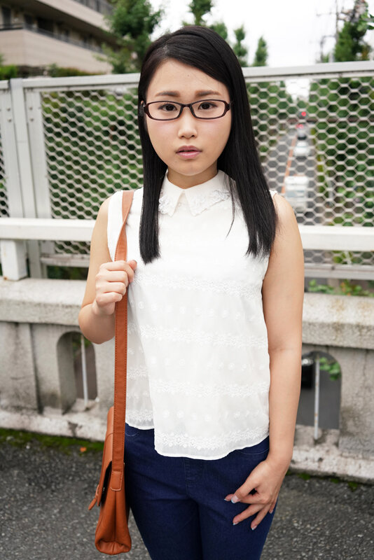 『高画質』 東北の町役場で働く地味なアノ子はアプリで男を漁りまくり、1...