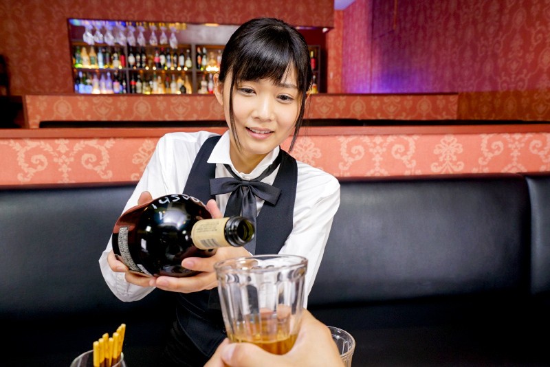 『高画質』 【VR】ほろ酔いバーテンダーと禁断の大人のSEX中出し発射...