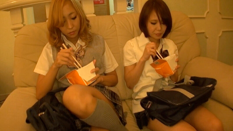 『高画質』 これが女学生2人の友情だ！友達が俺の勃起した生チ○ポガン突...