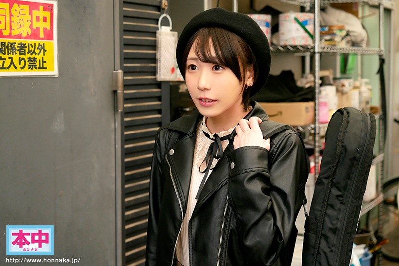 『高画質』 バンドのギターボーカル ちょっぴりボーイッシュ ショートカ...