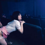 『高画質』 映画館でチカンに襲われる美少女の記録。変質者に無理矢理乳首を嬲られながら正常位でバックで好き放題にハメられるも、周りにバレたくなくて必死に声を押し殺す…！ 長澤えりな ＜動画＞