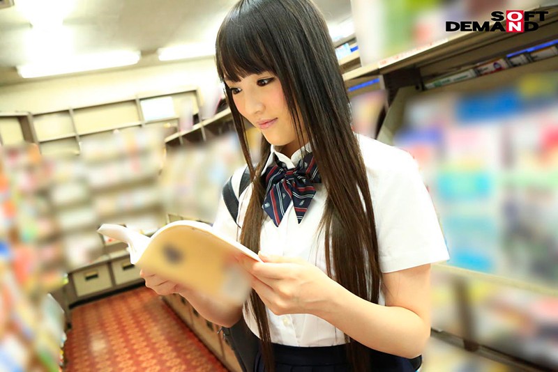 『高画質』 本屋で参考書を買いに来た真面目でおとなしそうな女子○生に媚...