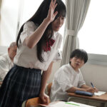 『高画質』 生徒会長おもらし輪● 僕を助けてくれた生徒会長がいじめっこに利尿剤を飲まされて…足ガクブル公然失禁アクメに鬱勃起しかできなかった僕…。 響乃うた ＜動画＞