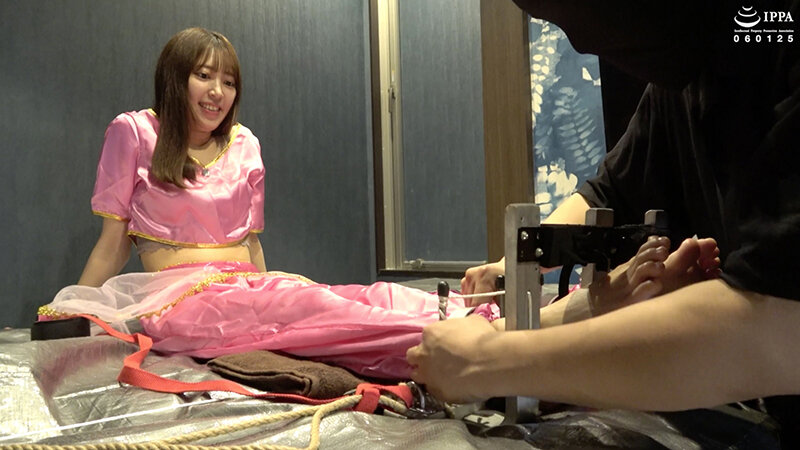 『高画質』 エロ可愛い踊り子の弱点の足裏をガッツリ拘束！笑い叫ぶまでく...