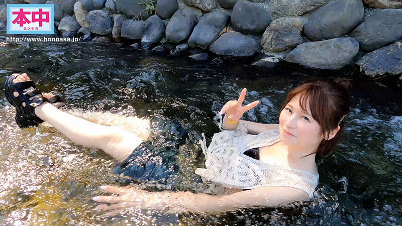 『高画質』 男2女2で職場の後輩たちと一緒に河原BBQに行く予定が、前...