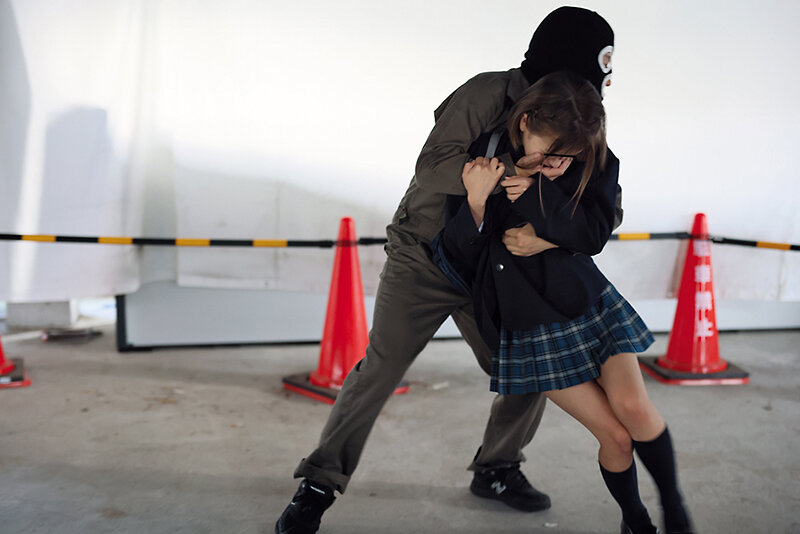 『高画質』 義父や兄、まさか帰り道に拉●レ●プされる貧乳ロ●―タ美少女...