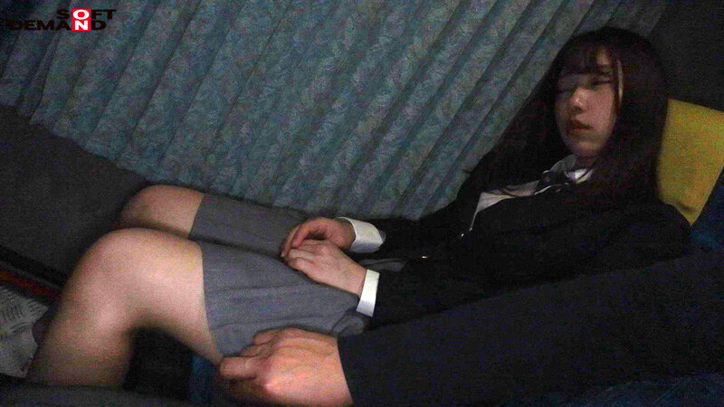 『高画質』 【総合型選抜の面接会場へむかう巨乳女子〇生】大学受験のため...