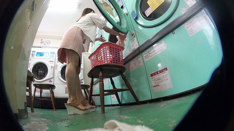 『高画質』 コインランドリーでいつも見かけるアノ娘は脱いだ下着をそのま...