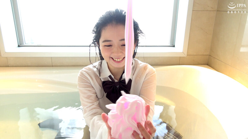 『高画質』 制服美女の泡スプレーでウェット＆メッシー★ 泉りおん ＜動...