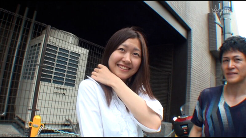 『高画質』 街行く清楚系OLさんを高額報酬で●れ込みエロインタビューに...