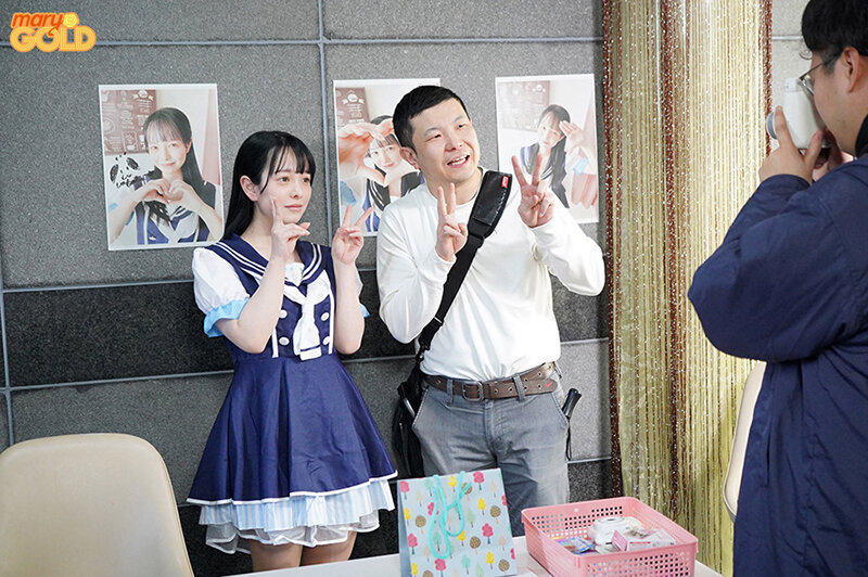 『高画質』 デリヘル呼んだら潮対応のアイドルと遭遇！ 「キスもした事が...