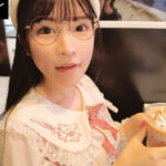 『高画質』 初めて出来た彼女を脱がしたら… 着衣からは想像できないスリム巨乳だしメガネ姿からは想像できない可愛い素顔 大興奮の僕は性欲尽きるまでハメまくった 胡桃さくら ＜動画＞