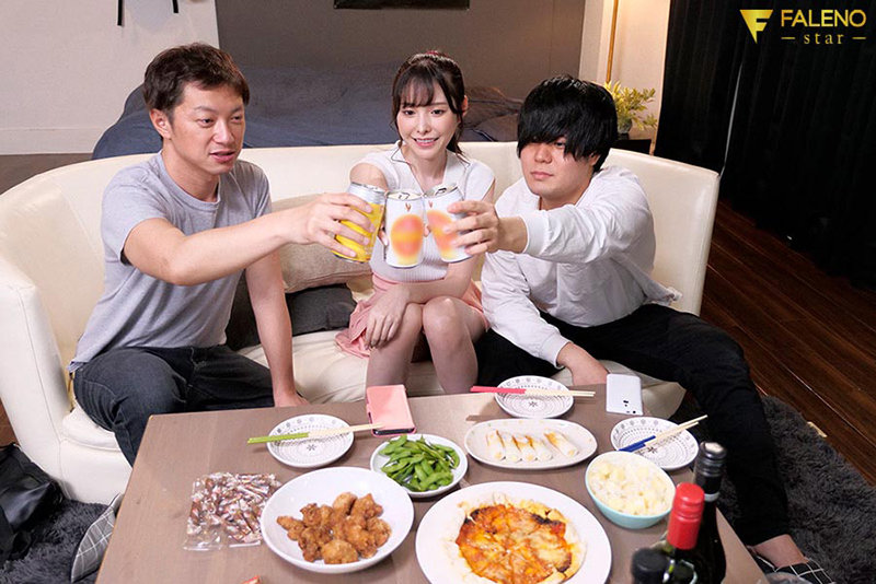 『高画質』 宅飲み逆NTR 親友のカノジョが即勃起するボクを弄び何度も...