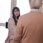 『高画質』 年末年始、広い学生寮で女学生とおじさん管理人が2人きり… 禁断シチュに欲情した中年ち●ぽと寂しさ埋めたい若い少女おま●こは相性良すぎて合体し続けた。 浅野こころ ＜動画＞