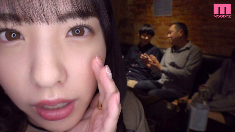 『高画質』 「服の中だから絶対バレないよ」逆ナン囁き誘惑してくる甘サド...