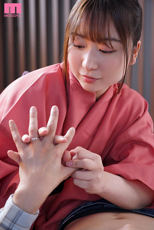 『高画質』 新婚旅行中の旦那さんを誘惑する仲居さんの逆NTR中出しセッ...