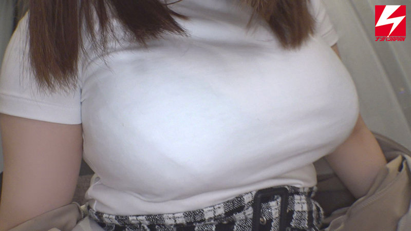 『高画質』 張り裂ける爆乳女子大生を1日レンタル！アパレルの仕事と嘘つ...