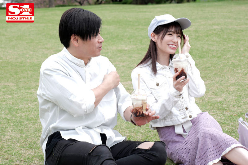 『高画質』 笑顔ではしゃいだデートの後は… 見つめ合い、きつく抱き合い...