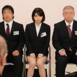 『高画質』 新卒美少女を裸にして尻穴と膣穴の奥まで視姦する［セクハラ圧迫面接］危険日に中出しされたのに不採用にされ号泣！2022春 ＜動画＞