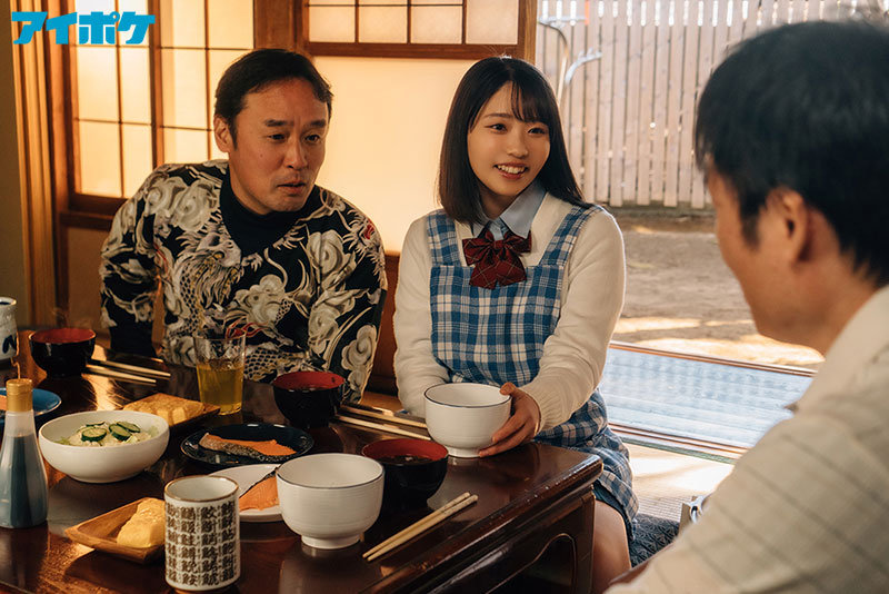 『高画質』 幼少期から面倒を見てくれた中年オヤジに突然犯●れて… 親に...