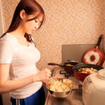 『高画質』 低所得おやじ達からのわずかな小遣いでもカラダを売り、チ●ポに堕ちる貧困女子の末路。 未歩なな ＜動画＞