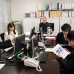 『高画質』 尊敬していた上司達に…喉奥とマ○コを何度も何度も激しく嬲られて…社員旅行中にまさかの集団拷姦されました… さつき芽衣 ＜動画＞