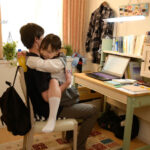 『高画質』 パパとママが至近距離にいてもお兄ちゃんの大きなシャツ借りて求愛抱っこSEXで逃がさず何発も膣射させる痴女っこロ●ータ義理妹 工藤ララ ＜動画＞