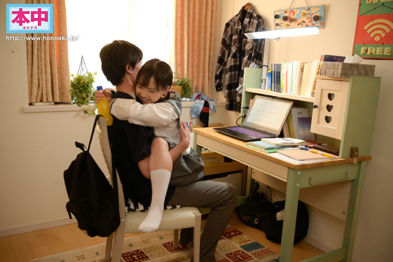 『高画質』 パパとママが至近距離にいてもお兄ちゃんの大きなシャツ借りて...