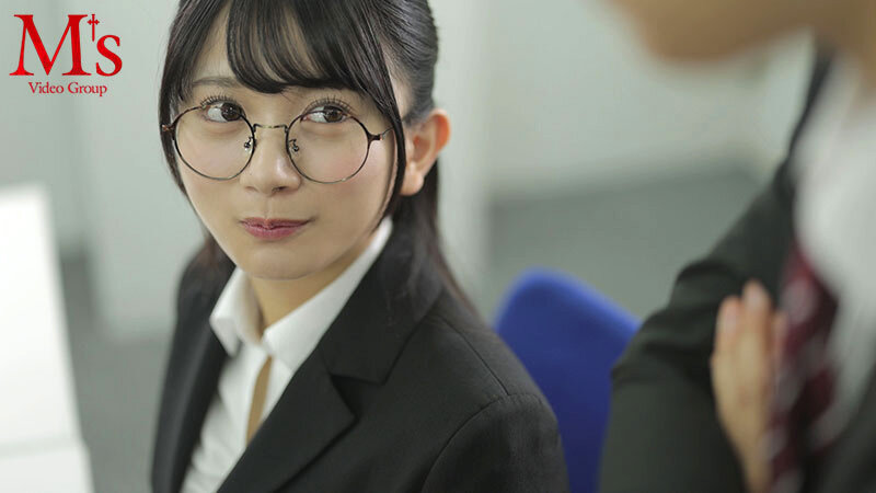 『高画質』 出張先のホテルで大人しい後輩女子社員とまさかの相部屋シング...