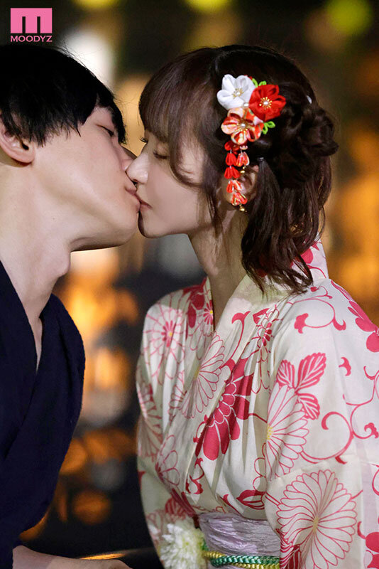 『高画質』 花火大会で突然の大雨 彼にふられて駆けつけてくれた幼馴染と...