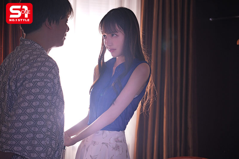 『高画質』 ロケ先で軽蔑している中年セクハラプロデューサーとまさか相部...