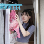 『高画質』 隣の団地妻がベランダにパンティを干す昼下がりは旦那不在のサインです。 黒島玲衣 ＜動画＞