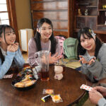 『高画質』 月に一度のおじさん宅のお泊り会でお小遣い100円でおしっこ飲ませてくれるつるペタ姪っ子聖水ハーレム 由良かな 皆月ひかる 望月つぼみ ＜動画＞