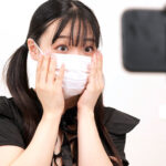 『高画質』 【VR】【心の声が聞こえてくる VR】女（今日もみんな見てくれるかな…エッチな自撮りなんてやめた方がいいのはわかってるけどやめられないよ…あれ、誰か来た…あいつ来るの今日だっけ…ヤバ…思わず寝たふりしたけど大丈夫だよね…） 花音うらら ＜動画＞