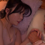 『高画質』 終電逃して後輩 OL の部屋に泊まったらフル勃起ムラムラ状態に！ノーブラ密着添い寝で巨乳ツンツン誘惑され夜通しハメまくった 黒島玲衣 ＜動画＞