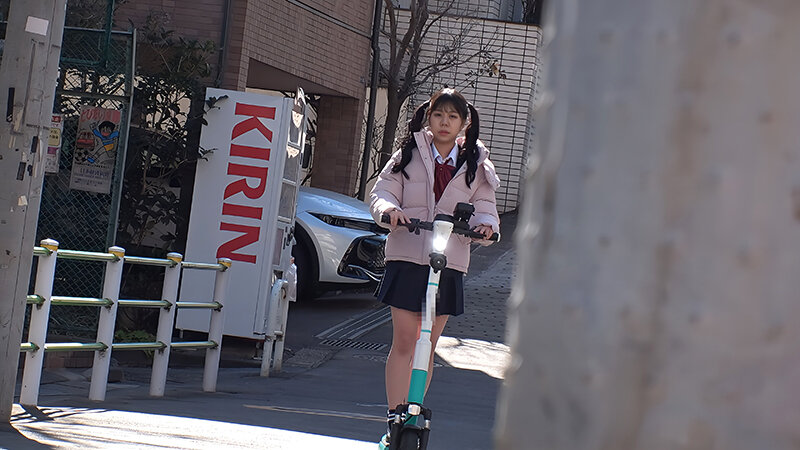 『高画質』 電動キックボードで帰宅する小生意気な巨乳女先輩 不登校デカ...