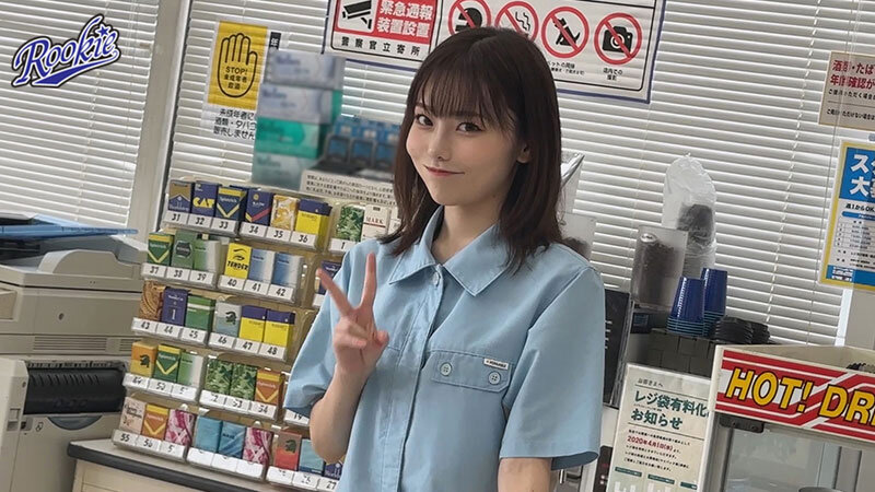 『高画質』 性欲溢れたコンビニバイト彼女は客がいるのにバイトテロ密会＆...