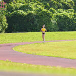 『高画質』 ＃日本全国大会で活躍した陸上少女、青春の終わりとAVデビュー8頭身、身長171cm、本物アスリート女子大生ー第●5回 全●高等●校陸●競技対校選●権大会出場 夏目まこ ＜動画＞