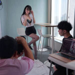 『高画質』 目を覚ますと下着姿のグラドルとホテルで二人きり…慌てる僕を横目に誘惑してくる芸能人一体酔っている間に何があった！？ 紫堂るい ＜動画＞