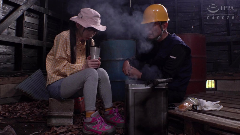 『高画質』 まいごの全裸少女を森で見つけて性欲が抑えられない 失踪少女...