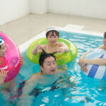 『高画質』 田舎に帰省中、市民プールに連れていった姪っ子三姉妹を順番に食べ尽くした 赤名いと 石原青 松井日奈子 ＜動画＞