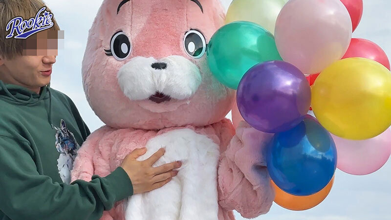 『高画質』 着ぐるみの中身はまさかのグラマラスおっぱい美女！？ 着衣熱...