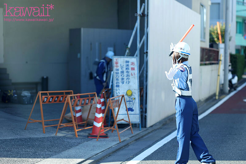 『高画質』 史上最も幼くエッチなAカップ合法ロリ交通警備員 AVデビュ...