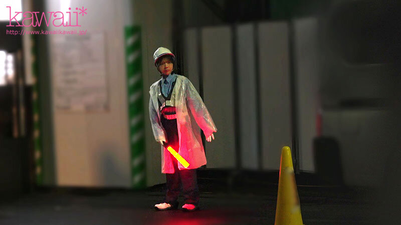 『高画質』 史上最も幼くエッチなAカップ合法ロリ交通警備員、安全第一守...