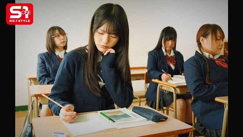 『高画質』 憧れだった担任教師に盗撮されても黙認しているわたし。自己肯...