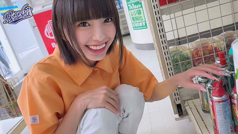 『高画質』 性欲溢れたコンビニバイト彼女は客がいるのにバイトテロ密会＆...