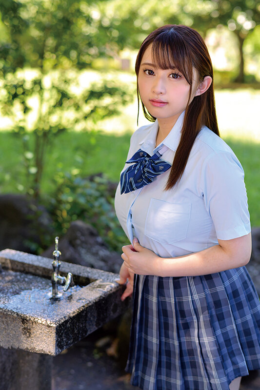 『高画質』 おっぱい大き過ぎて制服がパツパツで大炎上！ネットで噂のバス...
